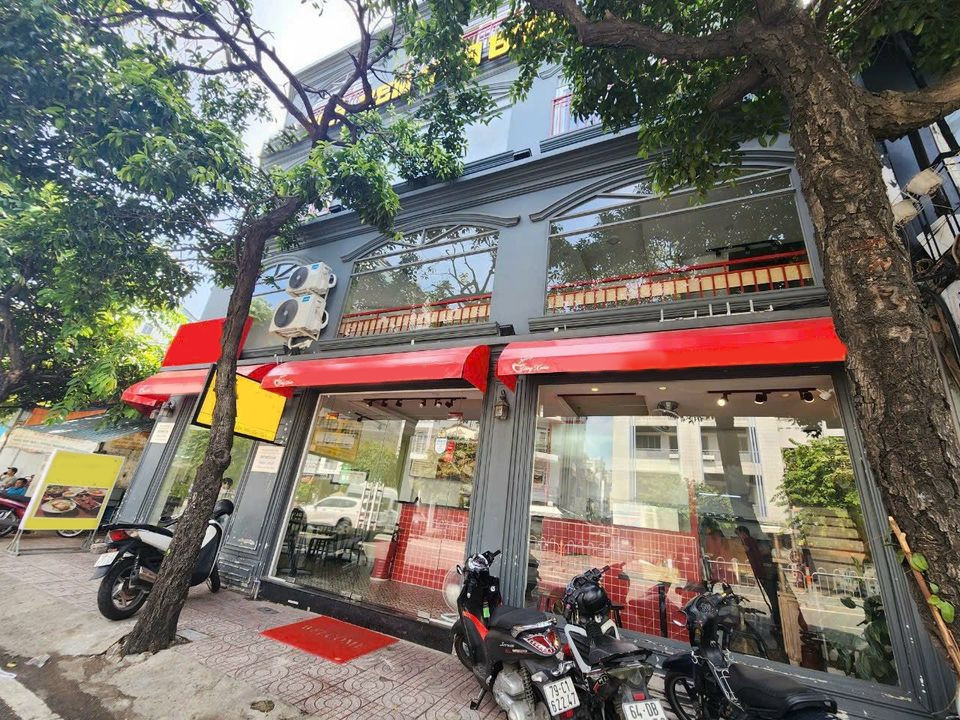 Cho thuê nguyên căn mặt tiền Nguyễn Văn Cừ Phường Nguyễn Cư Trinh Quận 1.